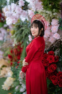 Nụ cười cô dâu tươi sáng cùng với nền hoa