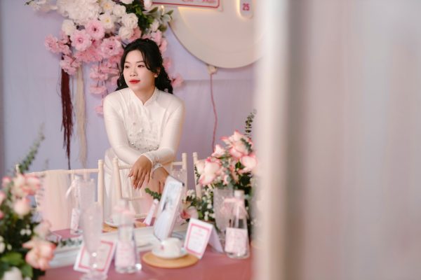 Cô dâu đang nhìn về ánh chiều tà