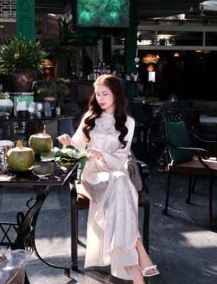 Cô gái ngồi cạnh bàn