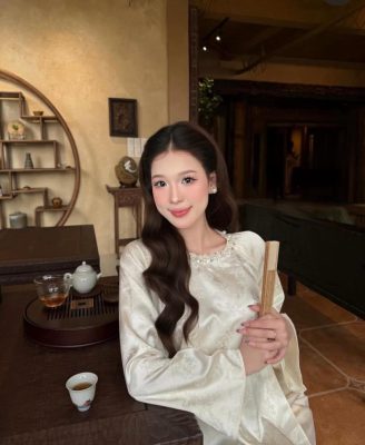 Hình ảnh cô gái mặc áo dài đi đám cưới với quạt